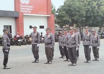 Satlinmas Kelurahan Tigaraksa Juara 1 Lomba Baris Berbaris