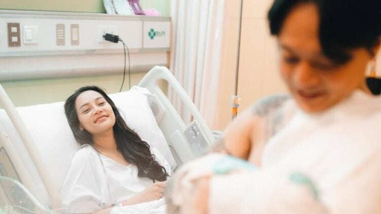 Erika Carlina Melahirkan Bayi Berjenis Kelamin Laki-laki