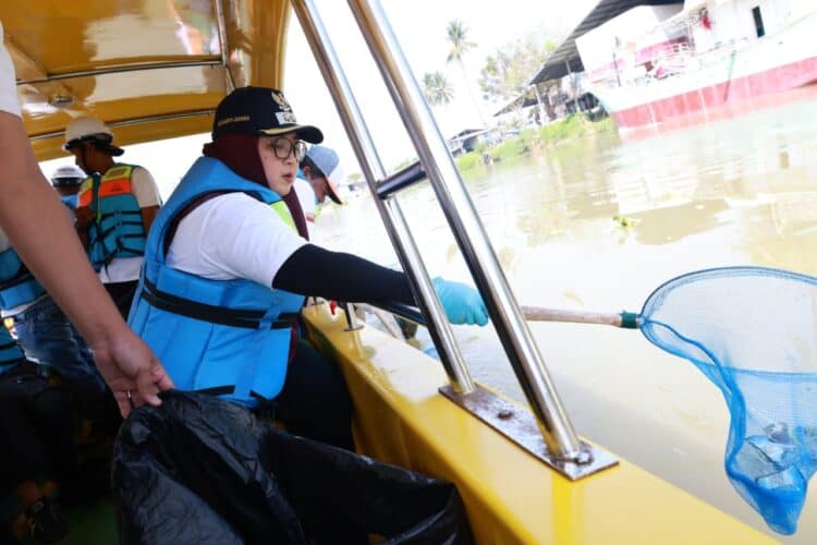 Wabup Intan Pimpin Aksi Bersih Sungai Cisadane, Gotong Royong Lawan Sampah