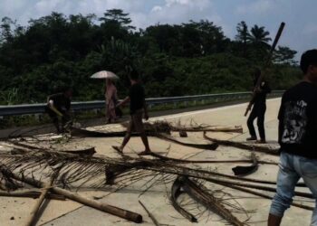 PT Wika Dianggap Ingkar Janji, Warga Lebak Blokade Jalan Tol Serpan Seksi II