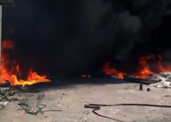 PADAMKAN API: Petugas pemadam dari BPBD Kabupaten Tangerang saat memadamkan api di lapak limbah plastik di Kampung Lobang, Desa Sukamurni, Kecamatan Balaraja, Rabu (3/9). (ALFIAN/SATELIT NEWS)