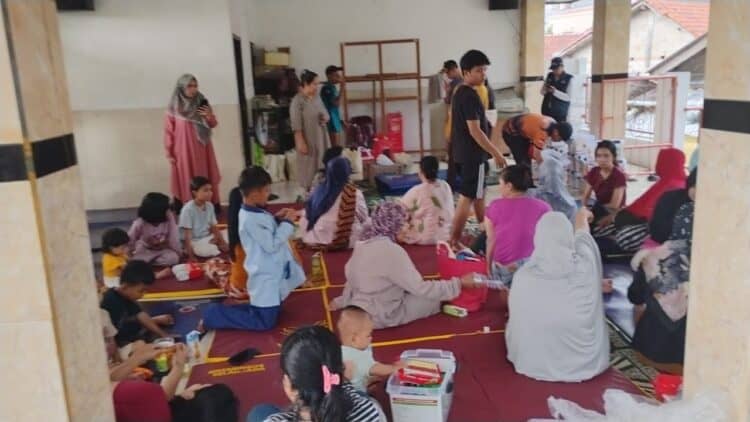 Warga Pondok Cabe Ilir Kecamatan Pamulang mengungsi ke masjid. (EKO SETIAWAN/SATELITNEWS)