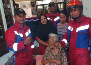 Dramatis! Damkar Tangsel Lepas Cincin Tersangkut di Jari Nenek 99 Tahun