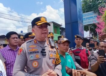 Kapolres Tangerang Selatan, AKBP Victor Daniel Henry Inkiriwang menyambangi lokasi ledakan. (EKO SETIAWAN /SATELITNEWS )