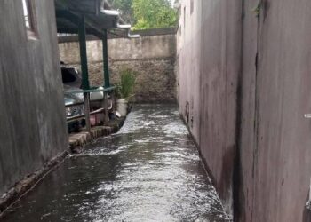 Banjir Sedengkul Genangi Perumahan Batas Indah Pondok Aren, Warga Keluhkan Saluran Air Buruk