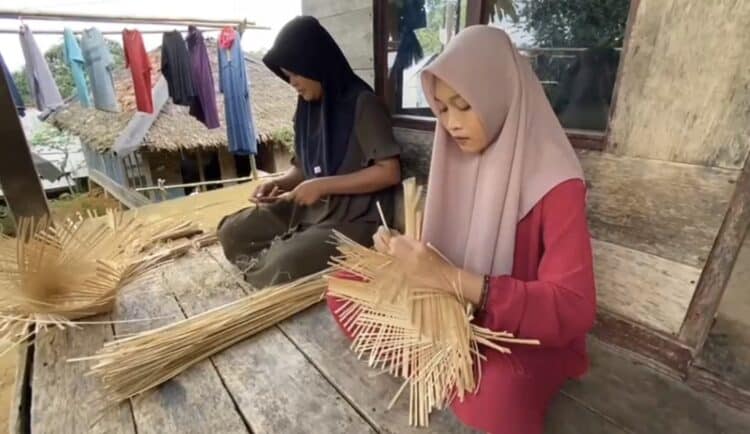 Kerajinan Boboko Jadi Sumber Tambahan Pendapatan Warga