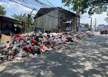Tumpukan Sampah depan Pasar Rubuh Cipondoh Muncul Lagi