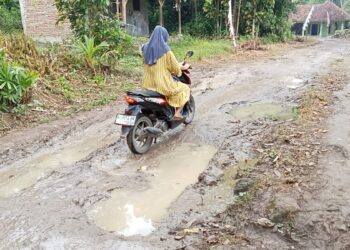Belasan Tahun Jalan di Kampung Suminta Lebak Belum Diperbaiki