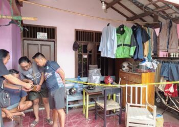 Warga berkumpul di salah satu rumah yang terkena dampak ledakan. (EKO SETIAWAN /SATELITNEWS)