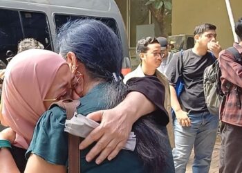 Ibu dan Aktivis Jenguk Delpedro