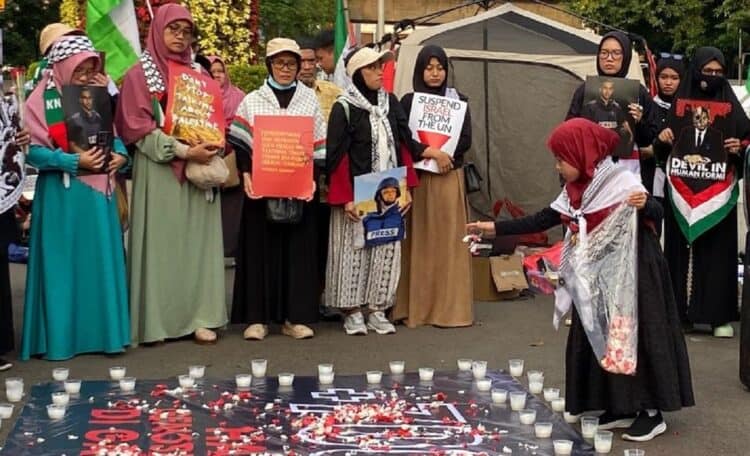 Massa aksi bela Palestina melakukan tabur bunga Mawar Putih dan Merah di Depan Kedubes AS, Jakarta, Minggu (7/9/2025). (ISTIMEWA)