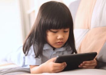 Stop Anak Nempel ke Gadget! Waspada Mata Minus Mengintai, Ini Tanda dan Cara Cegahnya