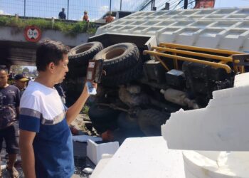Mobil Tronton Jatuh dari Tol Tangerang - Merak Timpa Mobil dan Motor