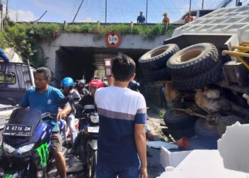Lima Orang Dilarikan ke RS, Korban Tronton Terjun dari Tol Tangerang - Merak