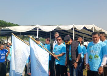 Ribuan Siswa Ikuti Jalan Sehat Sambil Memungut Sampah di Suvarna Sutera