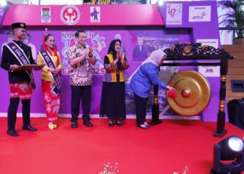 PEMBUKAAN: Wakil Bupati Tangerang, Intan Nurul Hikmah, secara resmi membuka Tangerang Expo 2025 di Supermall Karawaci, Kecamatan Kelapa Dua, Kamis (16/10). (ALFIAN/SATELIT NEWS)