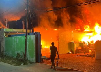 Dua Gudang Limbah Plastik di Pasar Kemis Terbakar