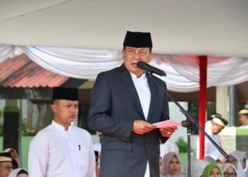 HARI SANTRI: Bupati Tangerang, Moch. Maesyal Rasyid memimpin apel peringatan Hari Santri Nasional di Lapangan Maulana Yudhanegara, Pusat Pemerintahan Kabupaten Tangerang, Rabu (22/10). (ALFIAN/SATELIT NEWS)