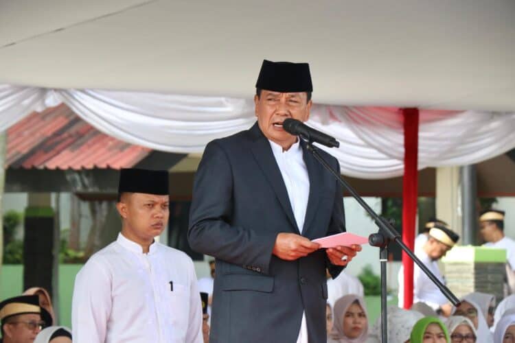 HARI SANTRI: Bupati Tangerang, Moch. Maesyal Rasyid memimpin apel peringatan Hari Santri Nasional di Lapangan Maulana Yudhanegara, Pusat Pemerintahan Kabupaten Tangerang, Rabu (22/10). (ALFIAN/SATELIT NEWS)