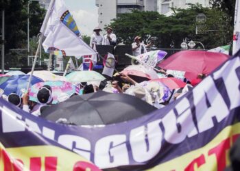 UNJUK RASA: Ribuan guru madrasah dari berbagai organisasi menggelar aksi di kawasan Monumen Nasional (Monas), Jakarta Pusat, Kamis (30/10).( NG PUTU WAHYU RAMA / RM)