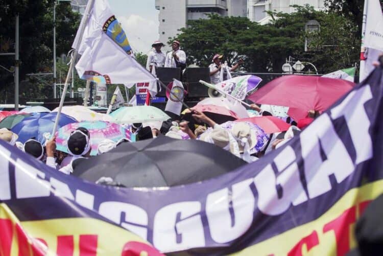 UNJUK RASA: Ribuan guru madrasah dari berbagai organisasi menggelar aksi di kawasan Monumen Nasional (Monas), Jakarta Pusat, Kamis (30/10).( NG PUTU WAHYU RAMA / RM)