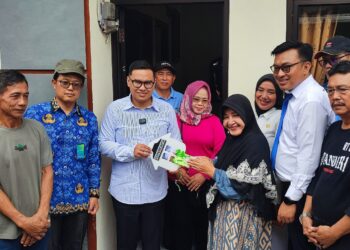 TINJAU RUMAH: Wakil Wali Kota Tangsel, Pilar Saga Ichsan meninjau rumah penerima manfaat program bedah rumah di Ciputat. (EKO SETIAWAN/SATELIT NEWS)