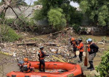 Istri Hamil, Anak Masih Kecil, Keluarga Menunggu Penuh Harap di Tepi Sungai