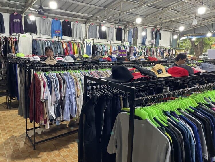 Pedagang Thrifting Tercekik Aturan Baru: “Kalau Barang Dihentikan, Kami Harus Tutup”