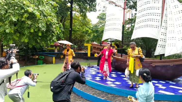 Hunting Foto Parade Batik Garapan Kotret dan PBI Tangerang Raya