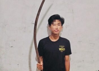 Bak Jagoan, 2 Pemuda Ini Bawa Sajam Besar dan Panjang, Ujungnya Dibuat Jadi “Ayam Sayur” oleh Polisi