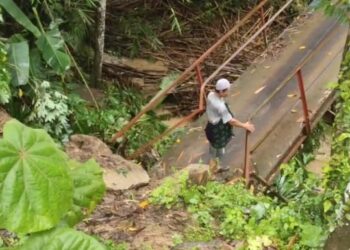 Jembatan Penghubung Kampung di Lebak Ambruk