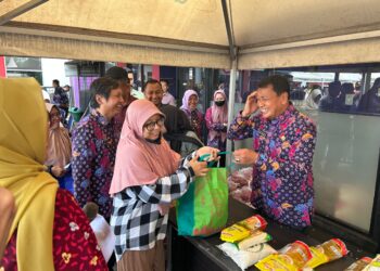 Warteksi Diserbu Warga, Bupati Tangerang Ikut Layani Pembeli