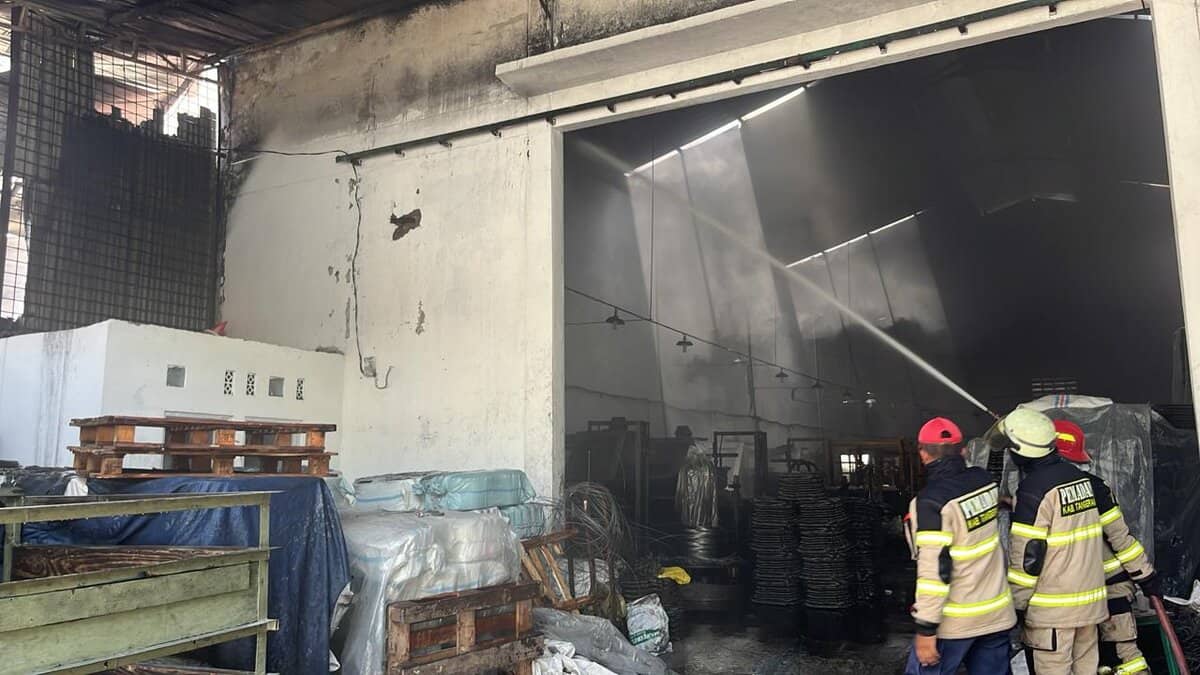 Gudang Plastik di Kosambi Terbakar, 11 Mobil Damkar Dikerahkan
