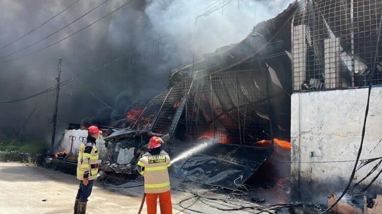Gudang Plastik di Kosambi Terbakar, 11 Mobil Damkar Dikerahkan