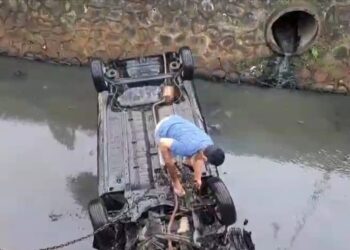 Pengemudi Diduga Mabuk, Minibus Terjun ke Parit di Jalan Pagedangan
