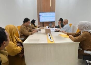 Pegawai BPKAD Banten dan pihak KPKNL melihat harga penawaran atas BMD yang dilelangkan. (ISTIMEWA)