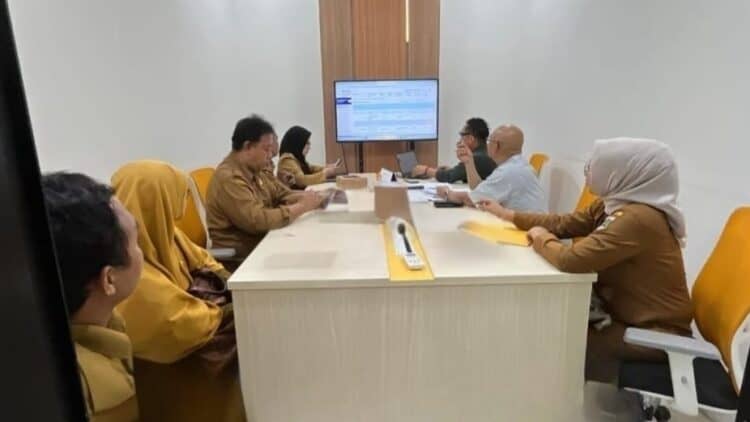 Pegawai BPKAD Banten dan pihak KPKNL melihat harga penawaran atas BMD yang dilelangkan. (ISTIMEWA)