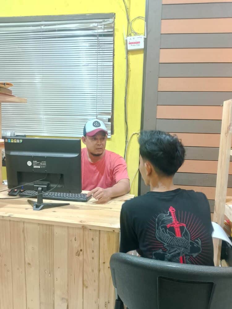 Pelaku pengedar obat terlarang, diperiksa penyidik Polsek Jawilan, Selasa (18/11/2025). (ISTIMEWA)