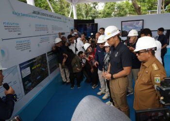 Gubernur Banten Andra Soni,  mendampingi Menteri Koordinator Bidang Infrastruktur dan Pembangunan Kewilayahan (Menko IPK), Agus Harimurti Yudhoyono (AHY), yang sekaligus meresmikan kapal ro-ro dan optimalisasi kereta api logistik di Pelabuhan Krakatau Bandar Samudera (KBS), Cilegon, Selasa (18/11/2025).  (ISTIMEWA)