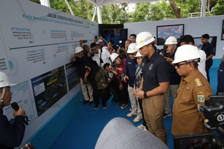 Gubernur Banten Andra Soni,  mendampingi Menteri Koordinator Bidang Infrastruktur dan Pembangunan Kewilayahan (Menko IPK), Agus Harimurti Yudhoyono (AHY), yang sekaligus meresmikan kapal ro-ro dan optimalisasi kereta api logistik di Pelabuhan Krakatau Bandar Samudera (KBS), Cilegon, Selasa (18/11/2025).  (ISTIMEWA)