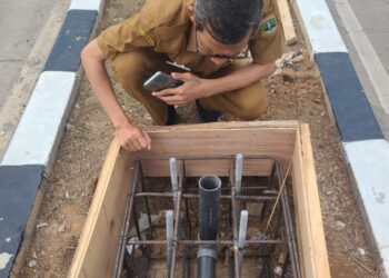 Petugas Dishub Provinsi Banten, melihat pondasi pemasangan lampu PJU, beberapa waktu lalu. (ISTIMEWA)