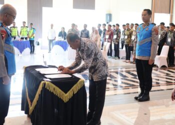 Kapolda Banten Irjenpol Hengky, menyaksikan penandatanganan berita acara seleksi calon bintara Brimob Polda Banten, Rabu (19/11/2025). (ISTIMEWA)