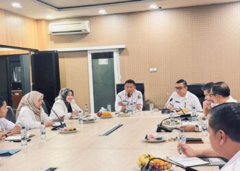 Sekda Banten Deden Apriandhi,  memberikan arahan kepada jajaran Bapenda dan 12 Samsat se-Banten di kantor Bapenda Provinsi Banten, KP3B, Rabu (19/11/2025) malam.  (ISTIMEWA )