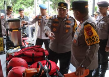 MEMERIKSA KESIAPAN : Wakapolda Banten Brigjenpol Hendra Wirawan memeriksa kesiapan personel Polres Serang Kota. (ISTIMEWA)