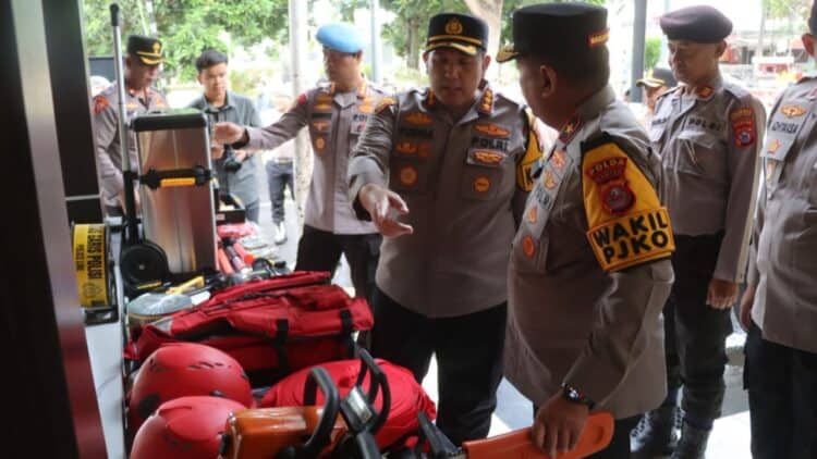 MEMERIKSA KESIAPAN : Wakapolda Banten Brigjenpol Hendra Wirawan memeriksa kesiapan personel Polres Serang Kota. (ISTIMEWA)