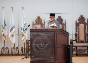 Gubernur Banten Andra Soni, menyampaikan jawaban akhir tentang RAPBD TA 2026, dalam Rapat Paripurna DPRD Provinsi Banten, Kamis (20/11/2025). (ISTIMEWA)