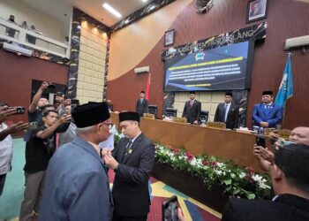 PELANTIKAN - Anggota Fraksi PKS DPRD Kabupaten Pandeglang Pergantian Antar Waktu (PAW), Junaedi, diambil sumpah dan dilantik, dalam Rapat Paripurna, Kamis (20/11). (MARDIANA/SATELIT NEWS)