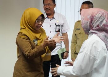 Bupati Pandeglang Raden Dewi Setiani, berbincang dengan Deputi Bidang Percepatan Fasilitasi dan Perlindungan Kesejahteraan BP.Taskin RI, terkait Program Percepatan Pengentasan Kemiskinan. (ISTIMEWA)