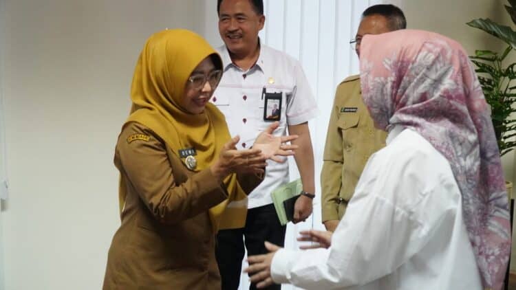 Bupati Pandeglang Raden Dewi Setiani, berbincang dengan Deputi Bidang Percepatan Fasilitasi dan Perlindungan Kesejahteraan BP.Taskin RI, terkait Program Percepatan Pengentasan Kemiskinan. (ISTIMEWA)