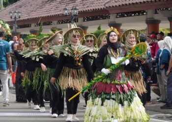 Puncak Peringatan HKN Ke-61 di Pandeglang Diwarnai Jalan Santai Berkostum “Pakaian Bergizi”, di Alun-alun Pandeglang, Selasa (25/11/2025). (ISTIMEWA)